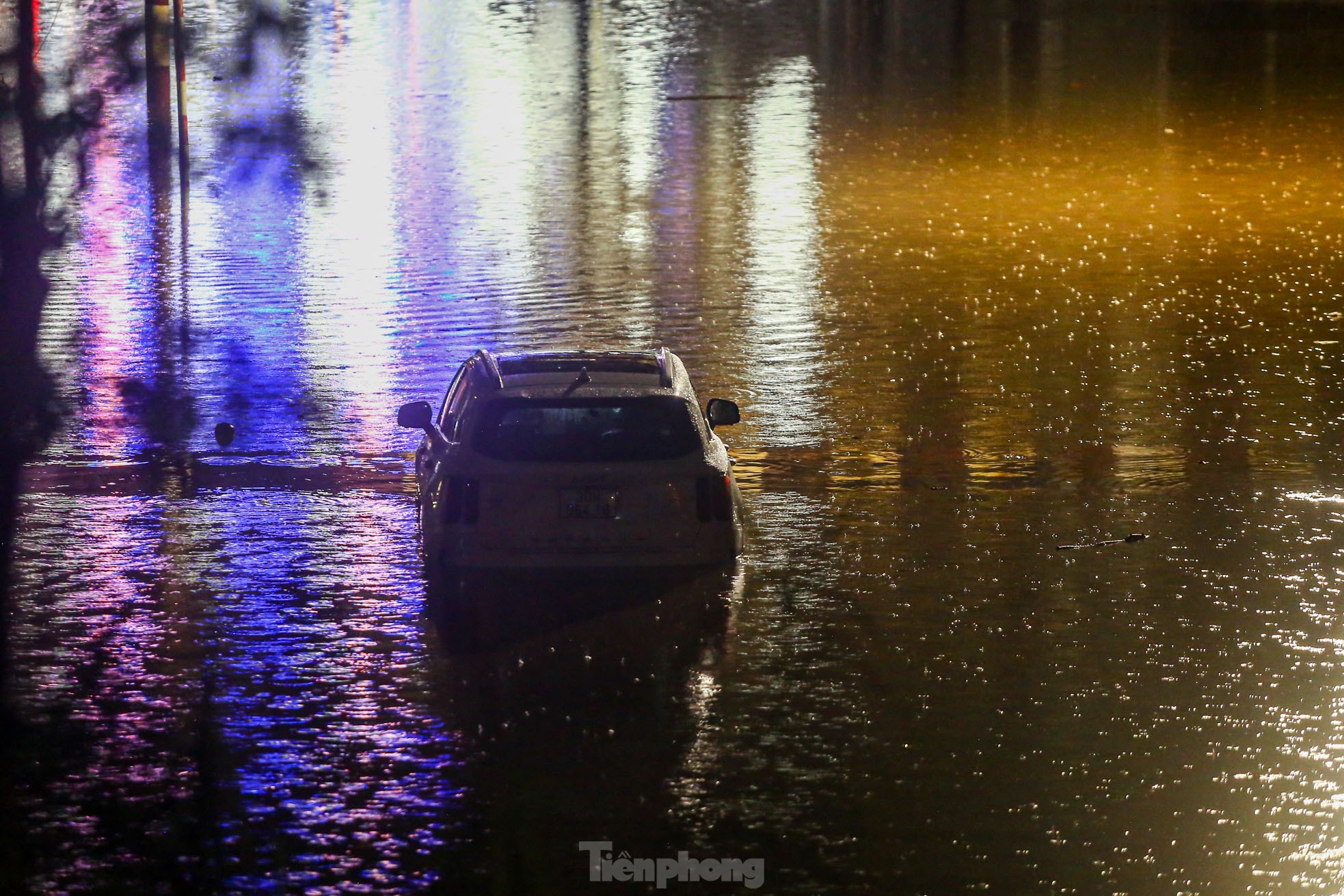 Mưa như trút nước, đường phố Hà Nội ngập sâu trong đêm- Ảnh 15.