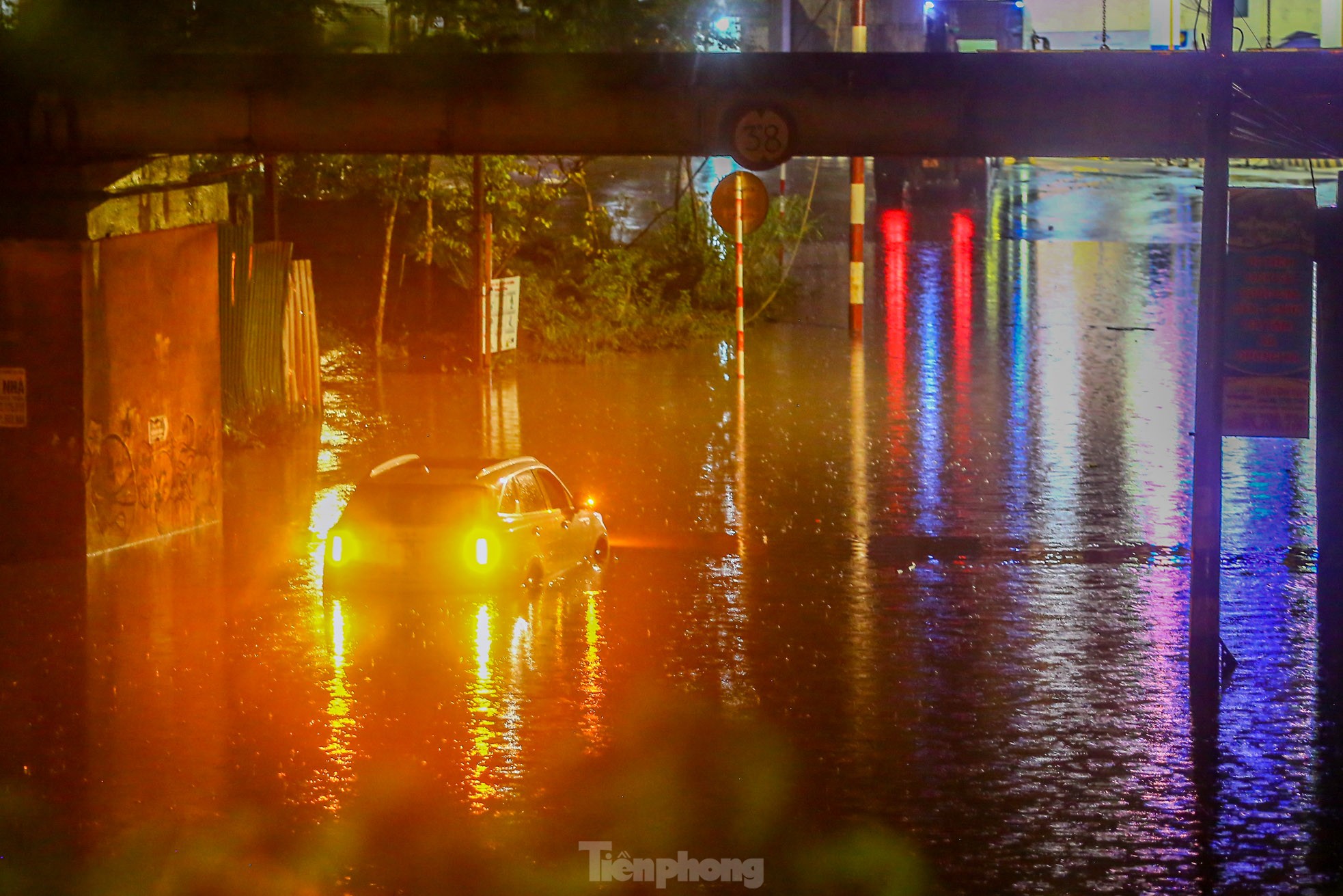 Mưa như trút nước, đường phố Hà Nội ngập sâu trong đêm- Ảnh 14.