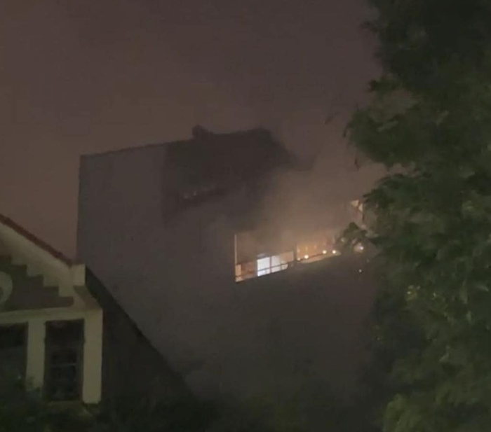 Hà Nội: Cháy ngôi nhà kinh doanh thảm trên đường Lạc Long Quân- Ảnh 1.