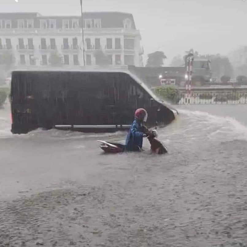 Choáng với hình ảnh ngập nặng nề nhiều khu vực ở Quảng Ninh, Hải Phòng sau mưa lớn- Ảnh 4.