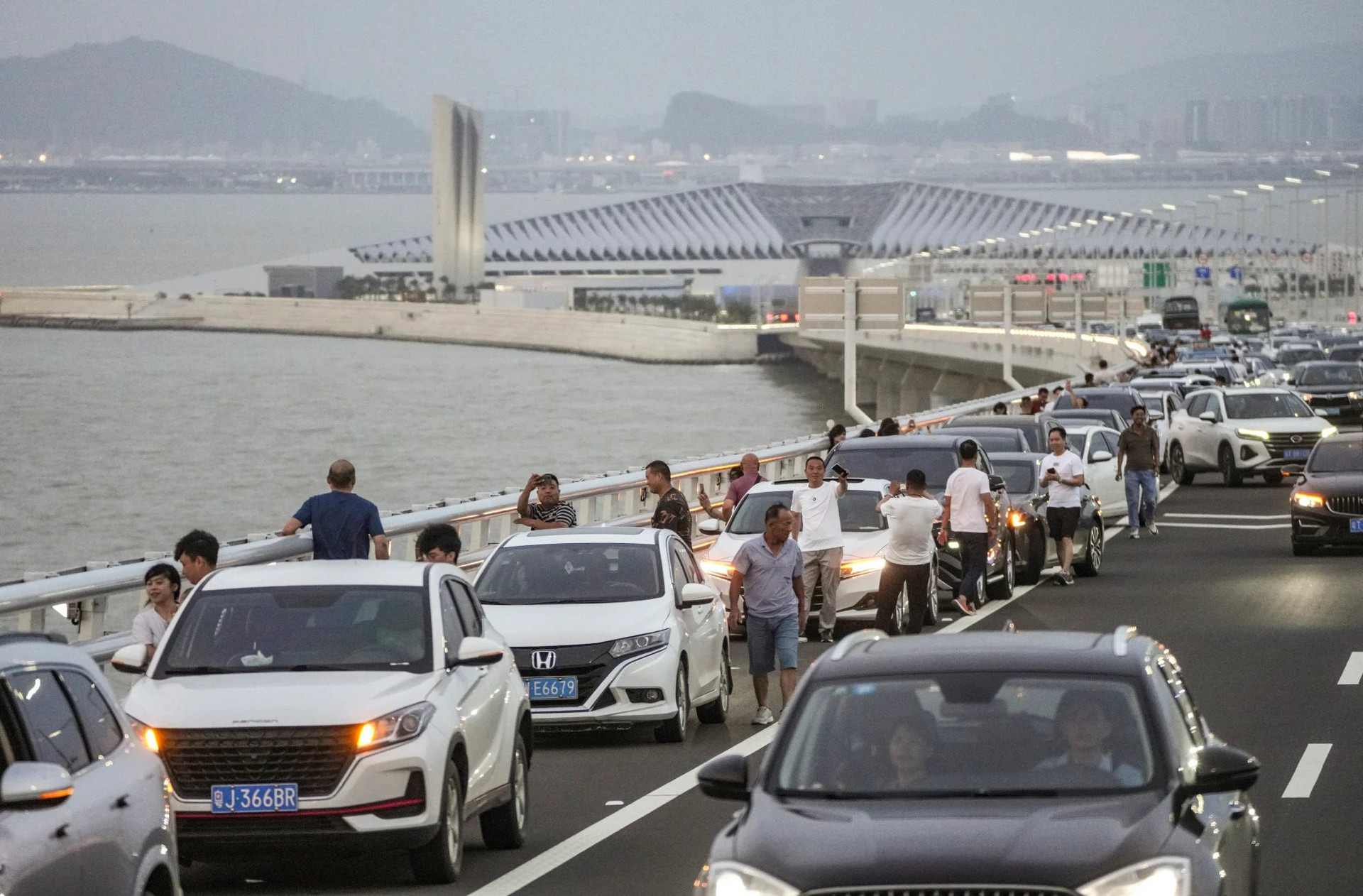 Ngày đầu tiên thông xe cây cầu vượt đại dương hơn 6 tỷ USD ở Trung Quốc: Từ cầu đến hầm xuyên biển đều 'kẹt cứng', lộ trình 90 phút nhưng sau 6 tiếng mới đến nơi- Ảnh 3.