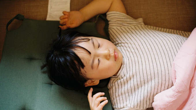 Ngủ sấp giúp trẻ phát triển tốt nhưng có 4 tư thế ngủ này cha mẹ nhất định phải thay đổi cho con mình- Ảnh 2.