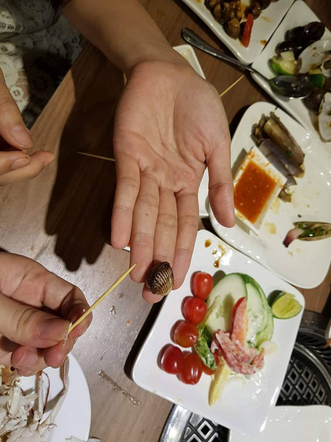 Bỏ 500k ăn buffet tại nhà hàng nổi tiếng Hà Nội, thực khách thất vọng: Hải sản óp, có con ôi hỏng, ăn về còn chịu cảnh 