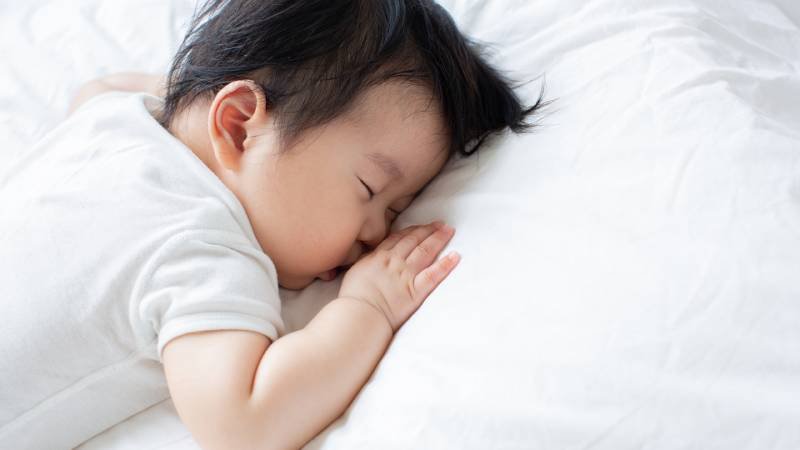 Ngủ sấp giúp trẻ phát triển tốt nhưng có 4 tư thế ngủ này cha mẹ nhất định phải thay đổi cho con mình- Ảnh 1.
