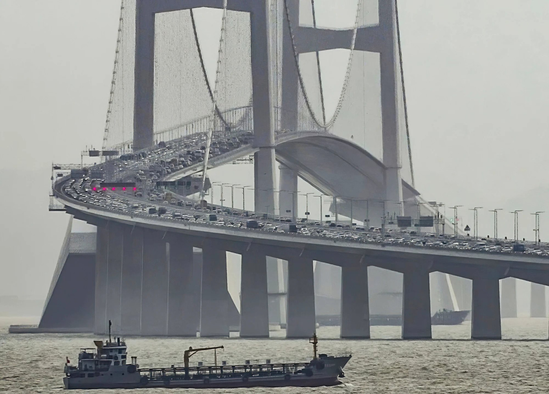 Ngày đầu tiên thông xe cây cầu vượt đại dương hơn 6 tỷ USD ở Trung Quốc: Từ cầu đến hầm xuyên biển đều 'kẹt cứng', lộ trình 90 phút nhưng sau 6 tiếng mới đến nơi- Ảnh 2.