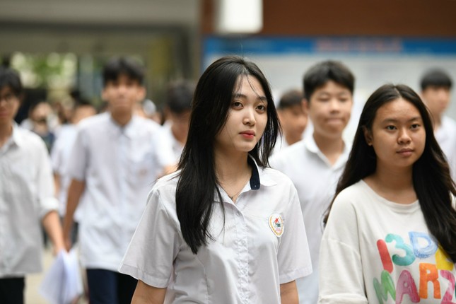 Top 10 trường THPT công lập Hà Nội có điểm chuẩn cao nhất- Ảnh 1.