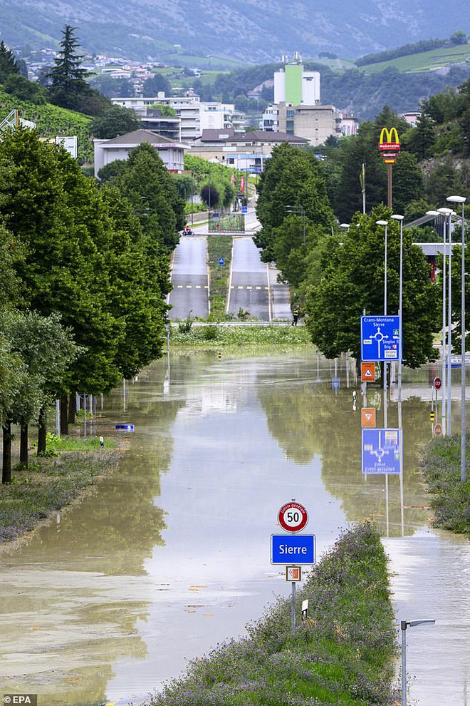 Châu Âu chìm trong bão lũ kinh hoàng, những thảm kịch nối tiếp bởi biến đổi khí hậu- Ảnh 6.