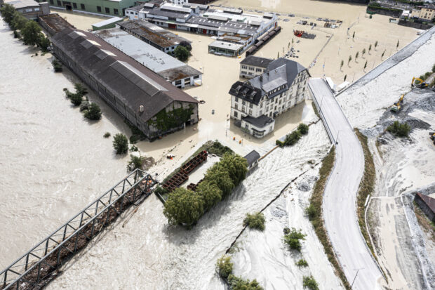 Châu Âu chìm trong bão lũ kinh hoàng, những thảm kịch nối tiếp bởi biến đổi khí hậu- Ảnh 2.