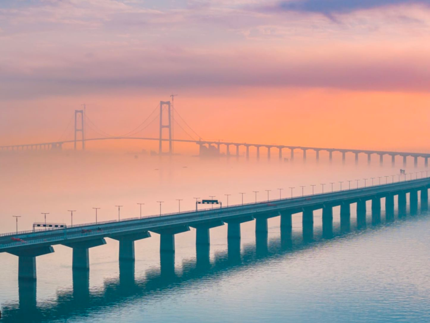 Ngày đầu tiên thông xe cây cầu vượt đại dương hơn 6 tỷ USD ở Trung Quốc: Từ cầu đến hầm xuyên biển đều 'kẹt cứng', lộ trình 90 phút nhưng sau 6 tiếng mới đến nơi- Ảnh 1.