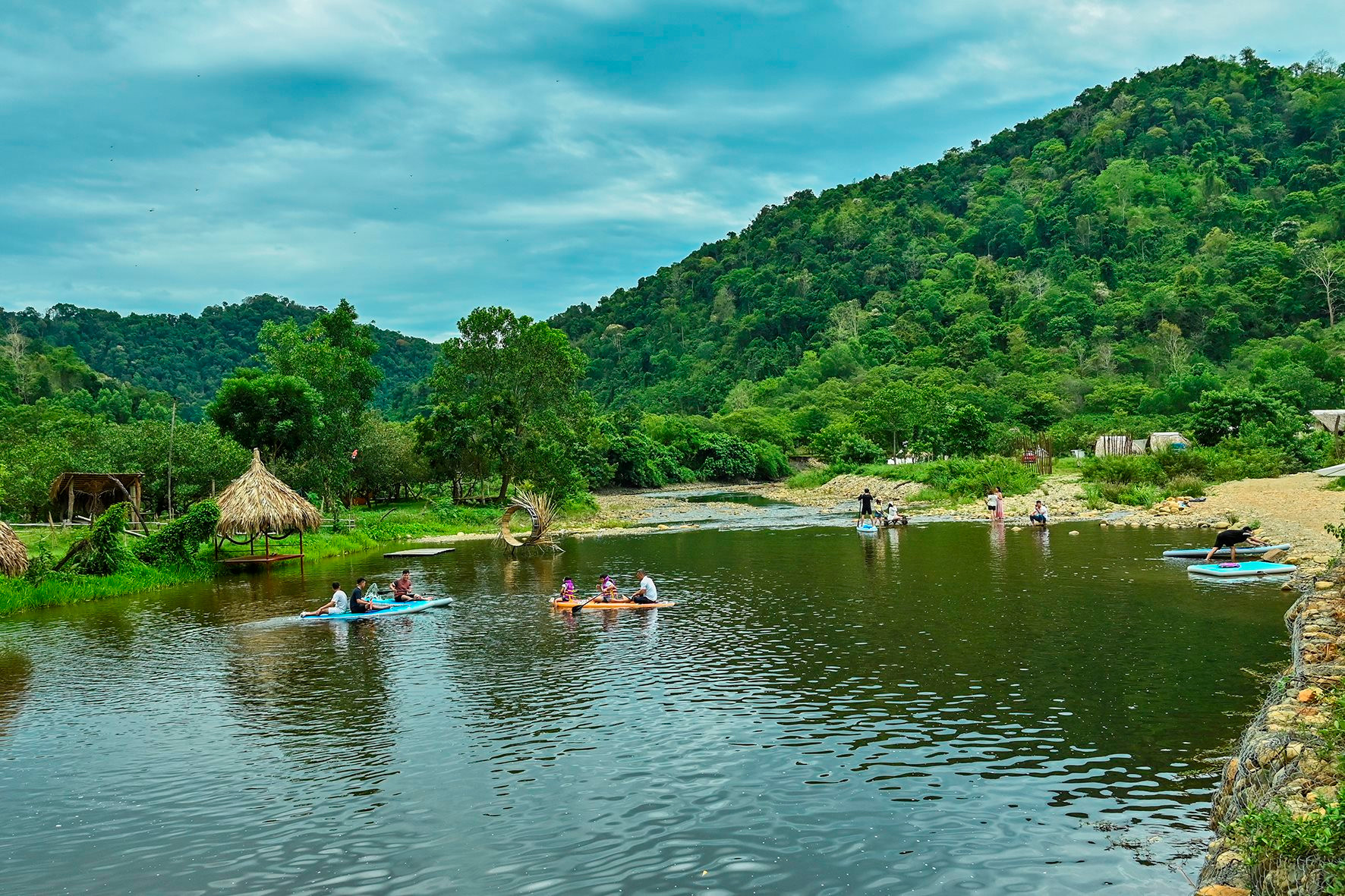 Phát hiện con suối bên thảo nguyên đẹp như nước ngoài: Cách TP.HCM chỉ vài giờ, cực thích hợp cho mùa hè- Ảnh 2.