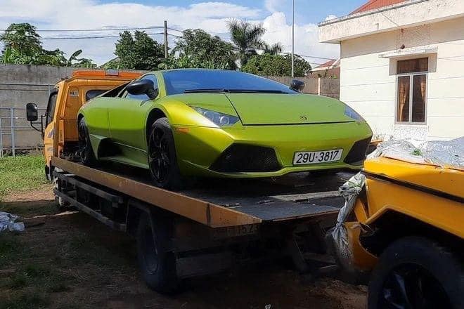 Cận cảnh quá trình tiêu hủy 2 siêu xe Lamborghini và Mercedes AMG G63 nhập lậu sau 4 năm bị 