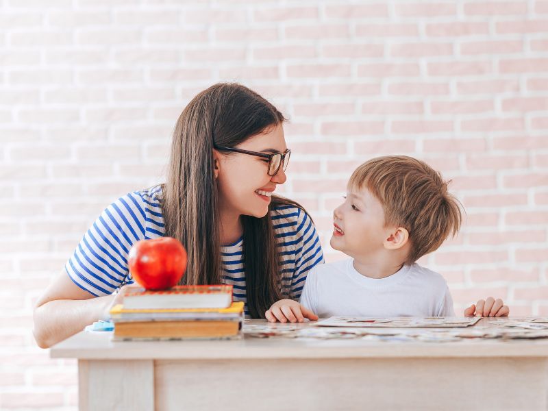 Ranh giới mong manh giữa hành vi khám phá thế giới và tọc mạch, quậy phá ở trẻ: Cha mẹ cần dạy con 7 điều mỗi khi đến nhà người khác chơi, đừng để trẻ trở nên xấu xí trong mắt mọi người- Ảnh 1.