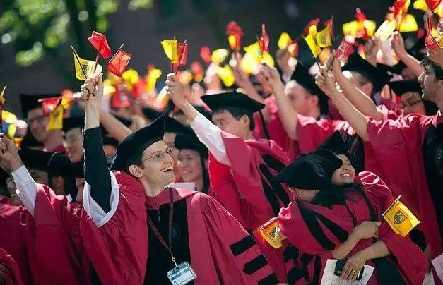 18 câu nói kinh điển của Đại học Harvard: Hôm nay đi bộ thì mai bạn sẽ phải chạy, ngay cả bây giờ đối thủ của bạn vẫn đang lật trang sách!- Ảnh 3.