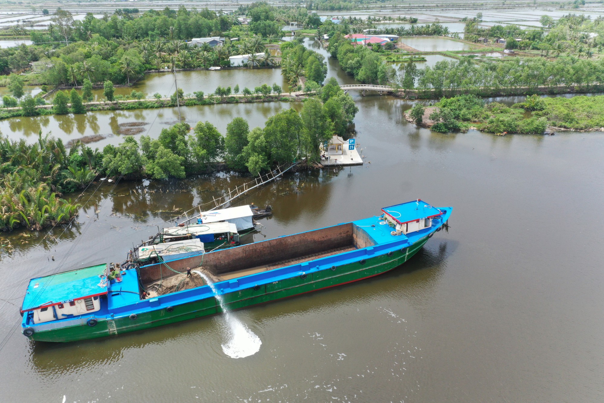 Cát biển được khẩn trương bơm lên công trình đường cao tốc thành phần Hậu Giang - Cà Mau thuộc Dự án đầu tư xây dựng đường bộ cao tốc Bắc - Nam phía Đông, giai đoạn 2021-2025 Ảnh: VÂN DU