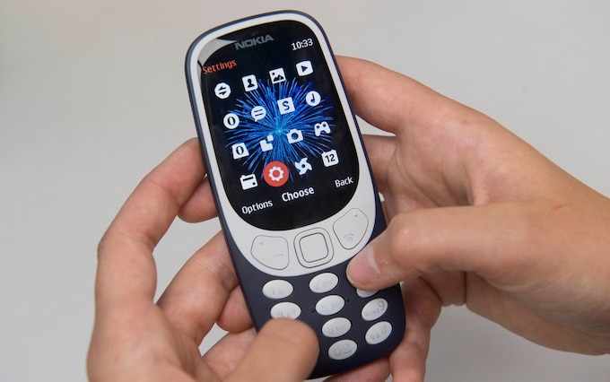 Kỳ lạ ngôi trường danh giá ở nước Anh phát cho học sinh Nokia “cục gạch” để dùng- Ảnh 1.