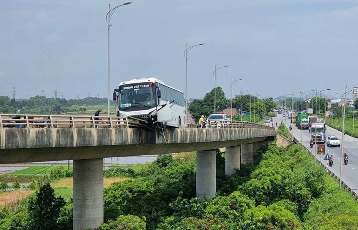 Xe khách tông gãy lan can, treo lơ lửng trên cầu ở Bắc Ninh- Ảnh 1.