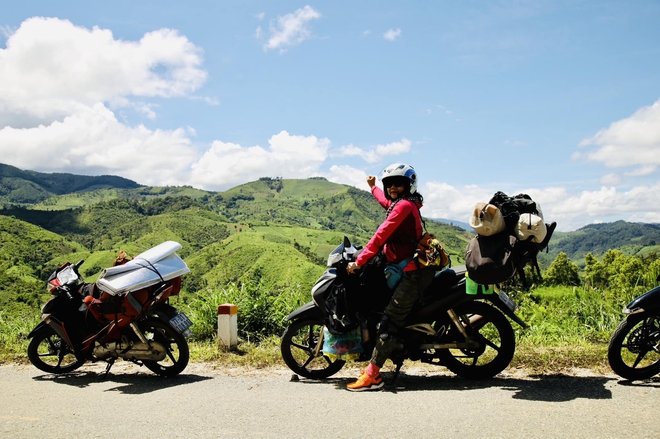 Bà ngoại U70 lái xe máy gần 1000km, quyết đưa cháu đi 