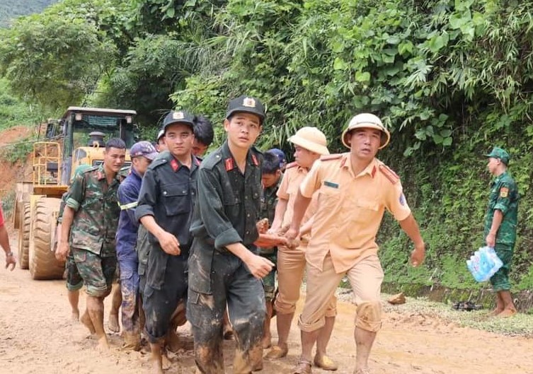 Vụ sạt lở đất vùi lấp xe khách ở Hà Giang: Số tử vong tăng lên 11 người- Ảnh 1.