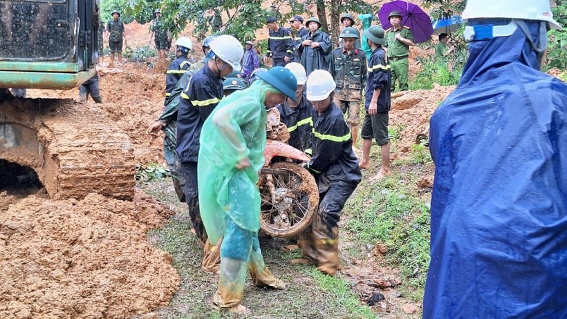 Hiện trường thương tâm vụ tai nạn 7 người chết ở Hà Giang: Hành khách xuống đẩy xe giúp thì bị đất đá tràn xuống- Ảnh 7.