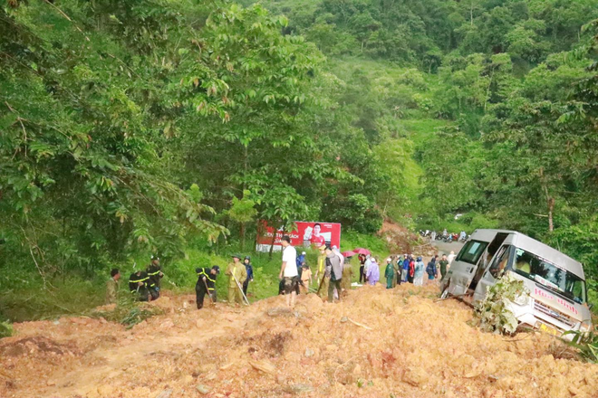 Vụ sạt lở đất vùi lấp xe khách ở Hà Giang: Đã tìm thấy 7 thi thể nạn nhân và 4 người bị thương- Ảnh 2.