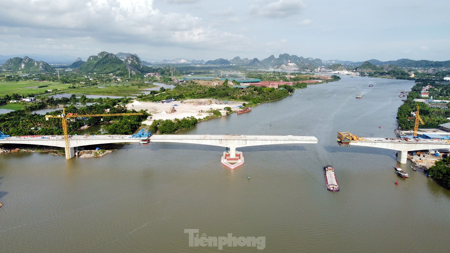 Gấp rút thi công cầu và đường dẫn hơn 1.300 tỷ đồng nối Hải Phòng với Quảng Ninh- Ảnh 1.