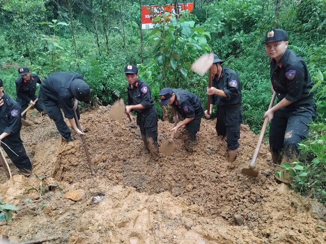 Cảnh sát cứu hộ vụ sạt lở ở Hà Giang: Trái tim dừng một nhịp trước thi thể nạn nhân phủ đầy bùn đất- Ảnh 7.