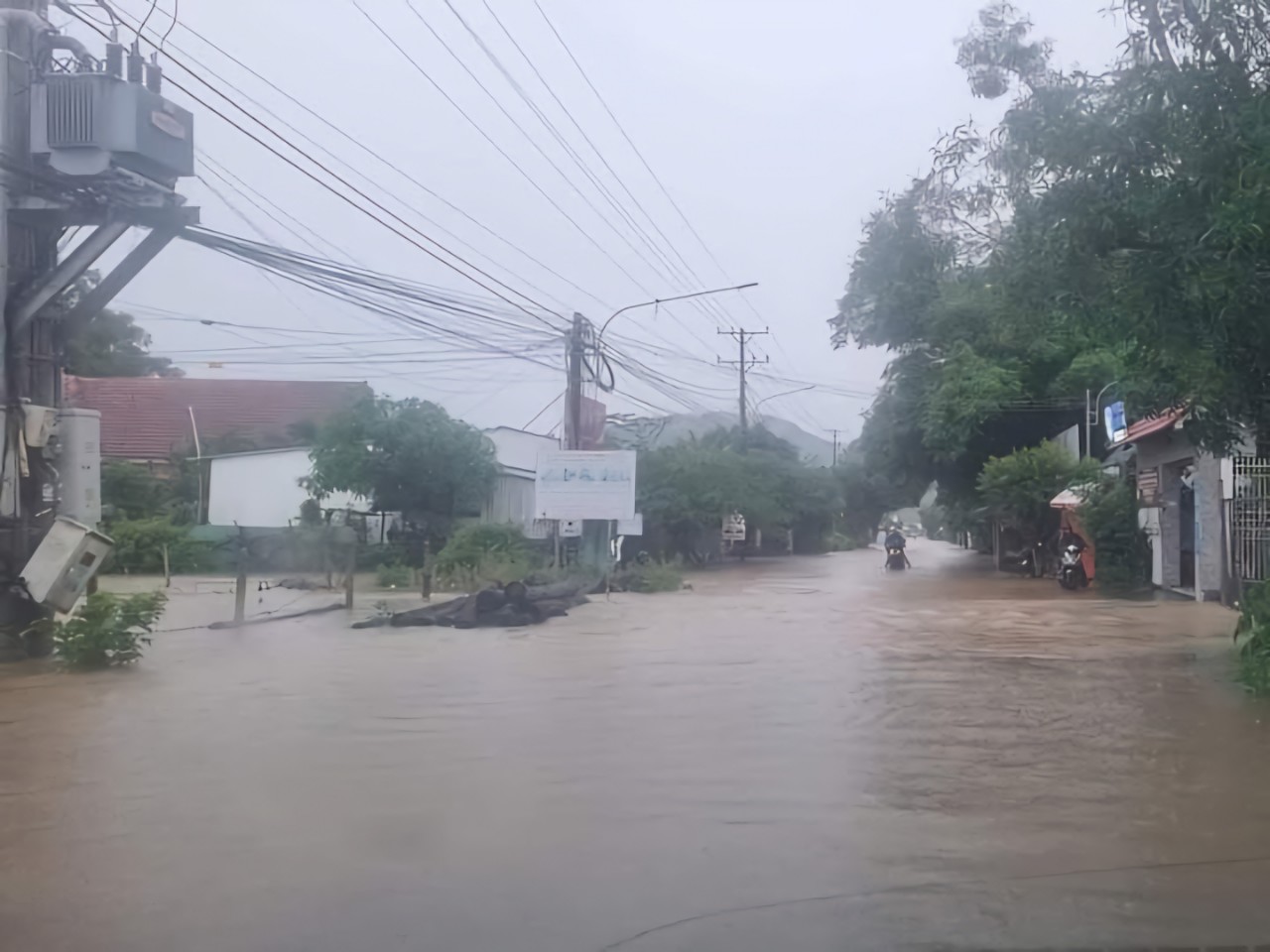 CLIP: Phú Quốc đang chìm trong biển nước, công an đưa sản phụ đến bệnh viện- Ảnh 1.