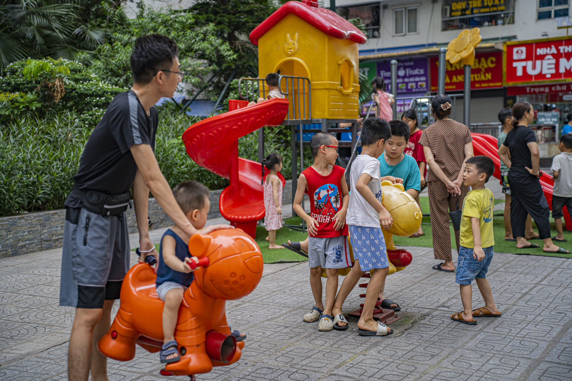 Nghịch lý chung cư giá rẻ ở Hà Nội: Nơi giữ giá 10 triệu/m2 mở bán hơn 20 lần mới hết, nơi tăng giá gần 3 lần dù chưa có sổ hồng- Ảnh 12.