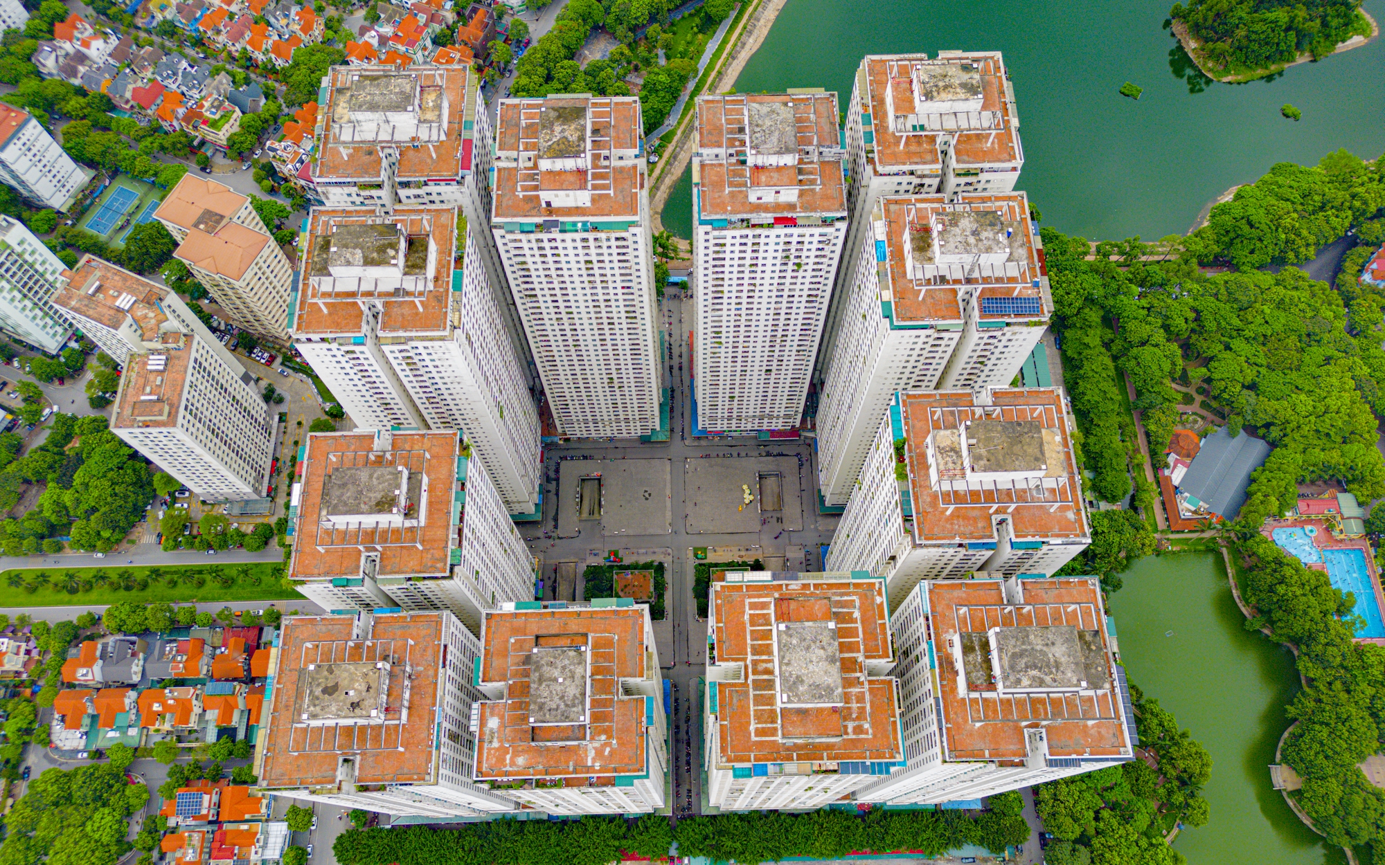 Nghịch lý chung cư giá rẻ ở Hà Nội: Nơi giữ giá 10 triệu/m2 mở bán hơn 20 lần mới hết, nơi tăng giá gần 3 lần dù chưa có sổ hồng
