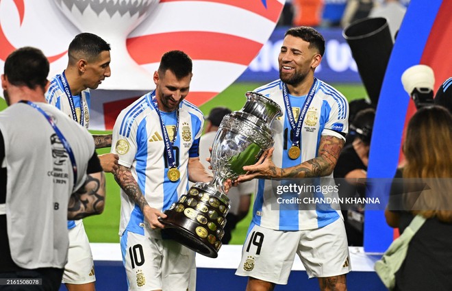 Không có trên tivi: Chùm ảnh Messi và ĐT Argentina ăn mừng cực cháy, nâng cao cúp vô địch Copa America lịch sử- Ảnh 6.