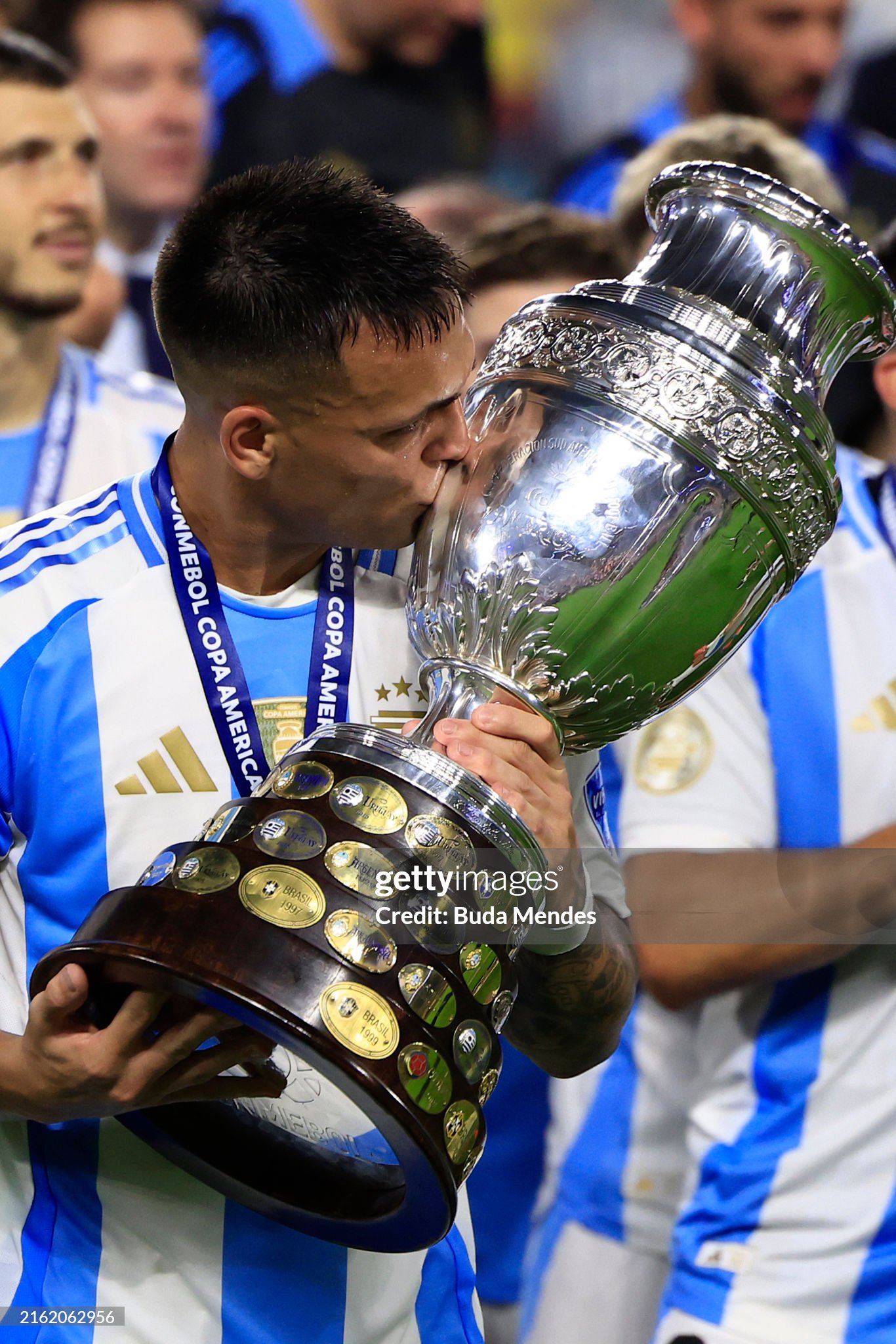 Không có trên tivi: Chùm ảnh Messi và ĐT Argentina ăn mừng cực cháy, nâng cao cúp vô địch Copa America lịch sử- Ảnh 11.