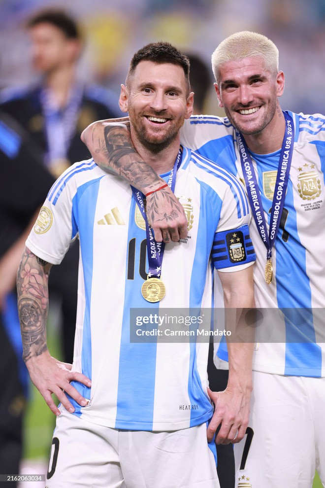 Không có trên tivi: Chùm ảnh Messi và ĐT Argentina ăn mừng cực cháy, nâng cao cúp vô địch Copa America lịch sử- Ảnh 9.