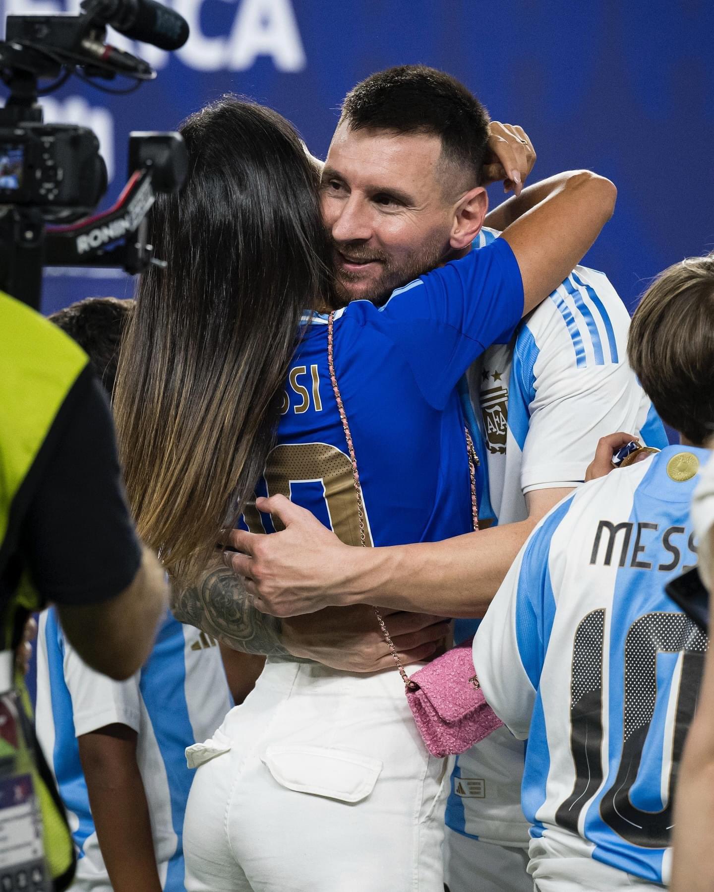 Messi khoá môi bà xã Antonella đầy ngọt ngào, cùng 3 quý tử được dàn vệ sĩ hùng hậu bảo vệ rời đi sau chức vô địch Copa America- Ảnh 1.