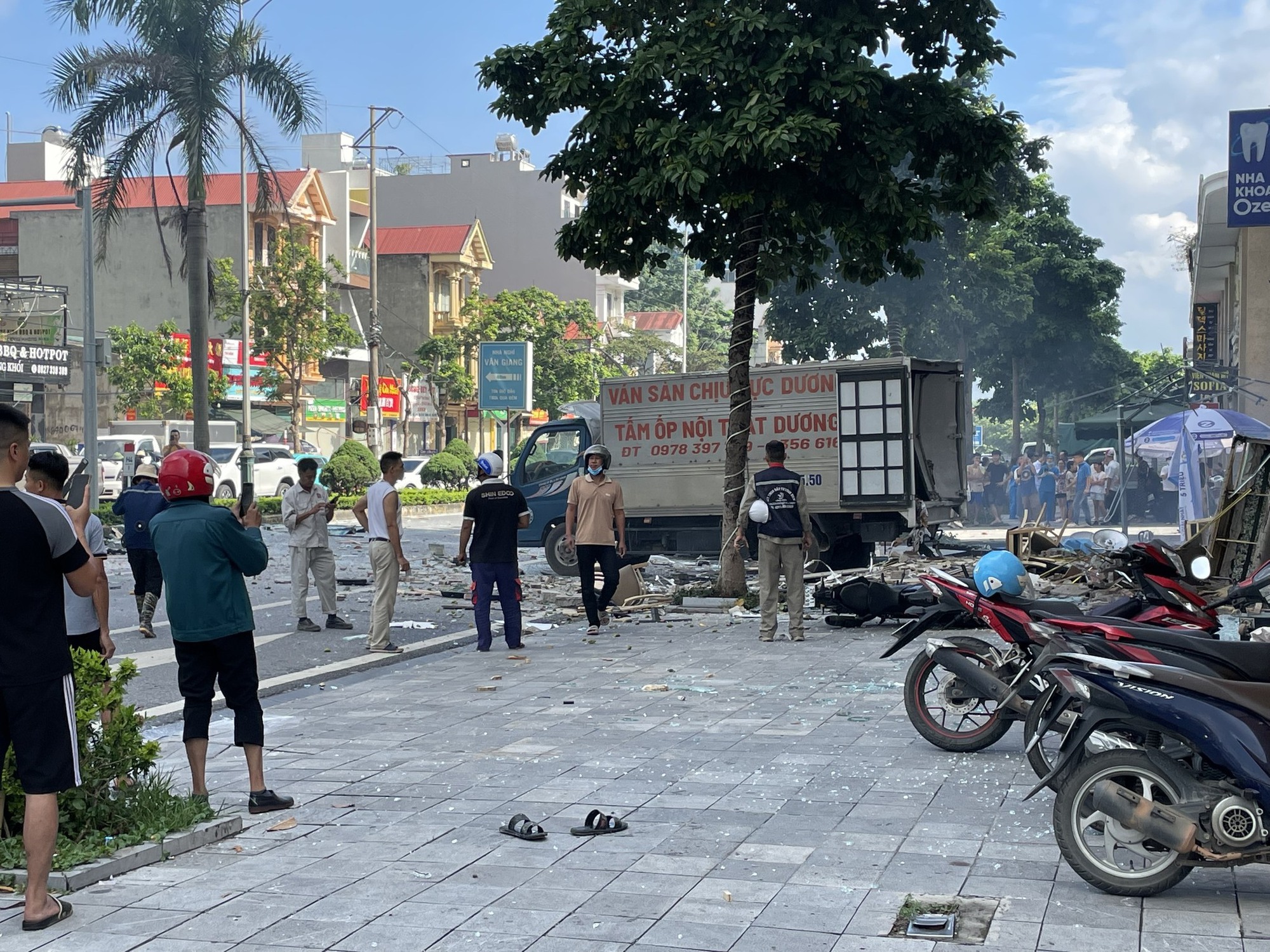 Hiện trường vụ nổ khí gas tại quán ăn sắp khai trương ở Vĩnh Phúc: Tiếng nổ gây rung chuyển mặt đất, nhiều người bị thương ngồi la liệt- Ảnh 3.