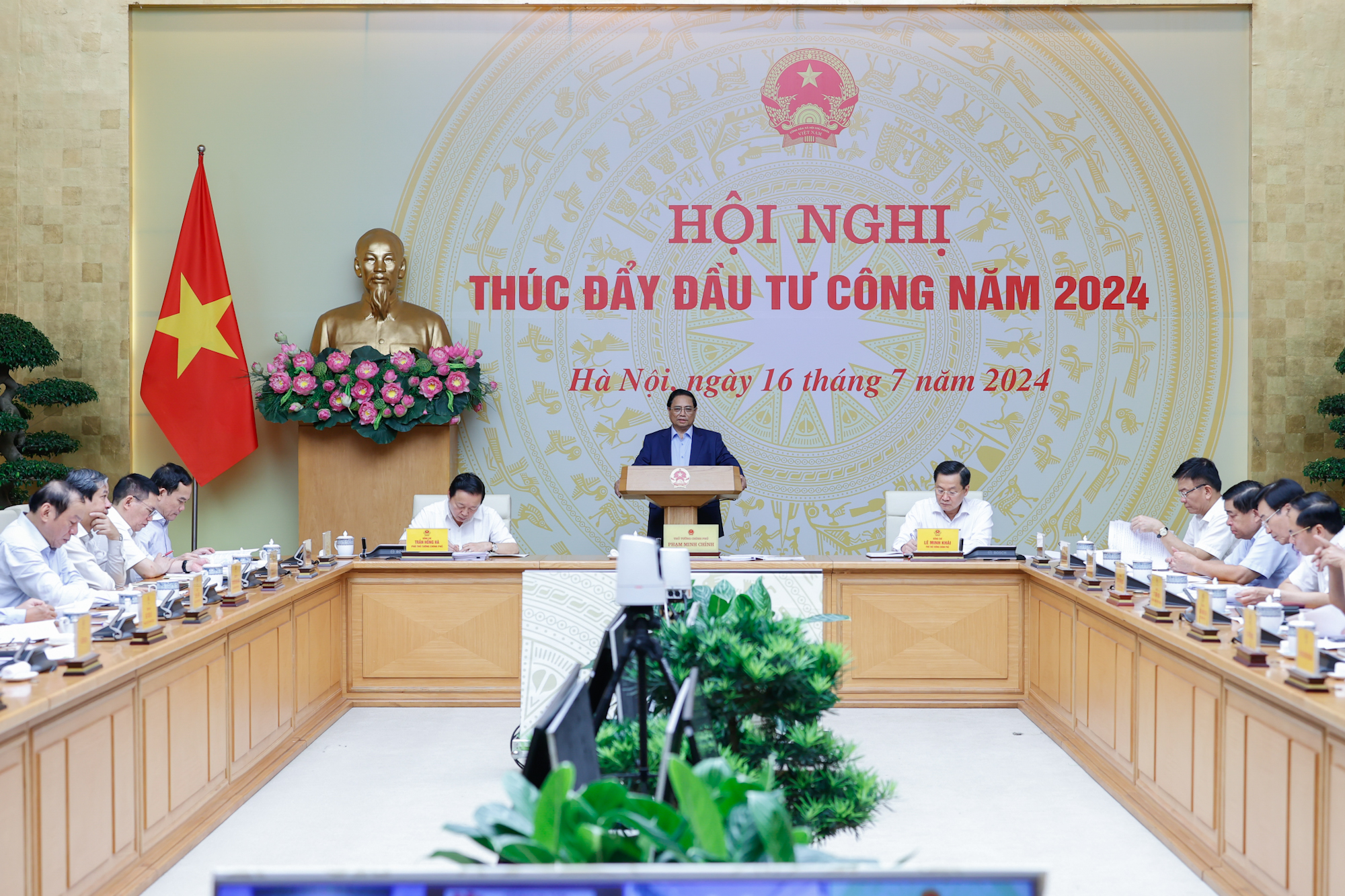 Thủ tướng biểu dương 46 đơn vị; phê bình nghiêm khắc 33 bộ, cơ quan, 28 địa phương- Ảnh 1.