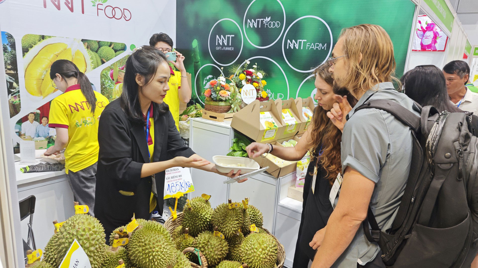 Sầu riêng Musang King (bên trái) và sầu riêng Ri 6, Dona được trưng bày tại một hội chợ quốc tế diễn ra tại TP HCM đầu năm 2024