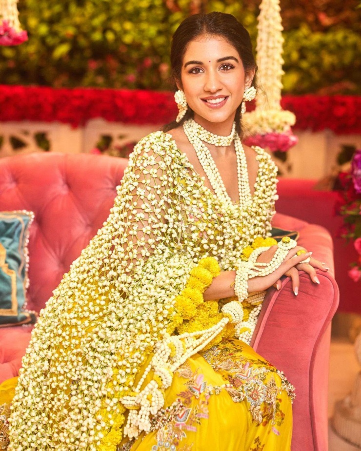 Váy cưới xa xỉ của con dâu tỷ phú giàu nhất châu Á: Đính kim cương và 300.000 viên pha lê nặng trĩu, hơn 70 thợ thực hiện trong 5.700 giờ