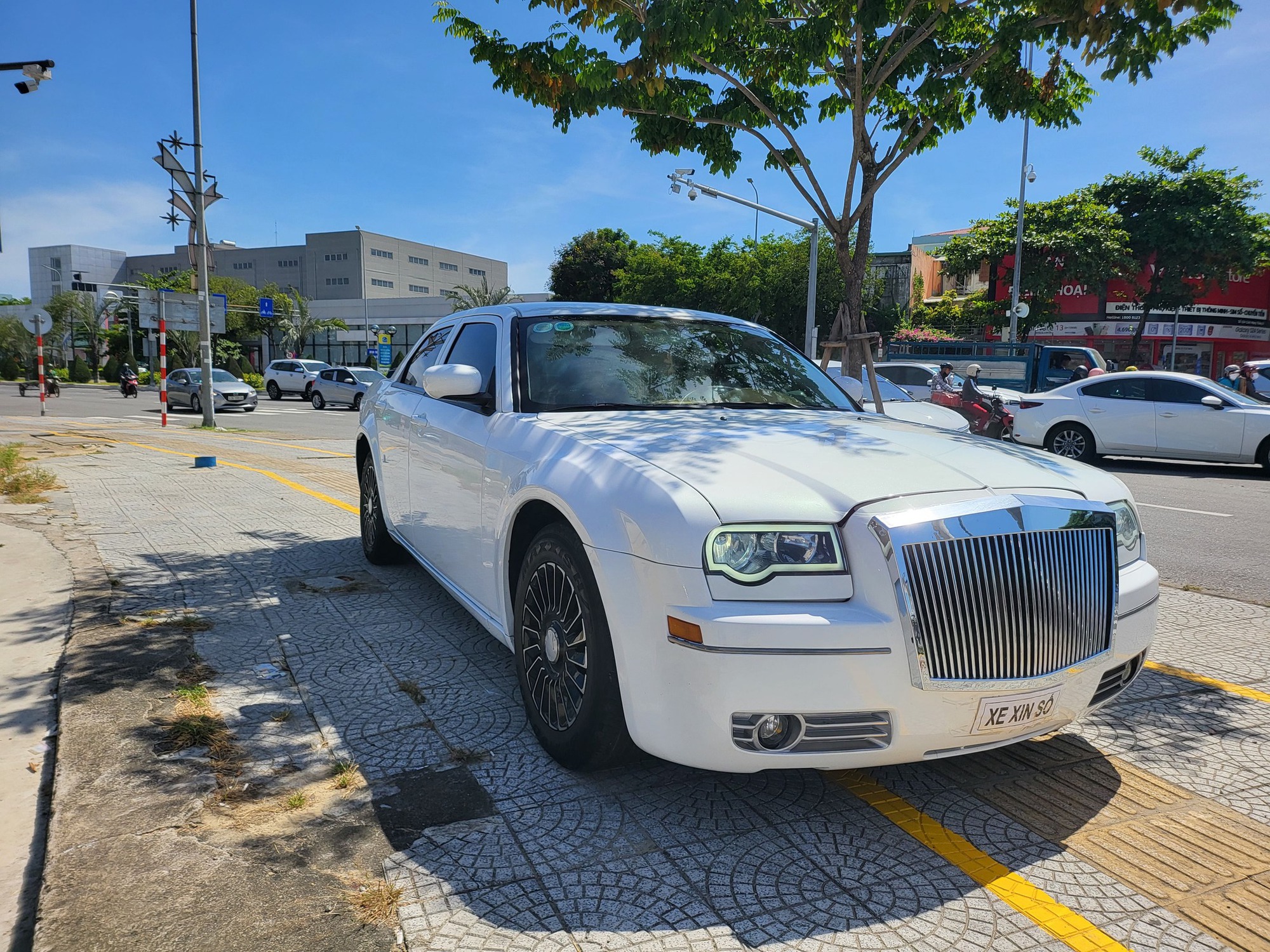 Rao Chrysler 300 giá chưa đến 400 triệu đồng, người bán chia sẻ: ‘Êm như Maybach, bao chạy đường xa’- Ảnh 1.