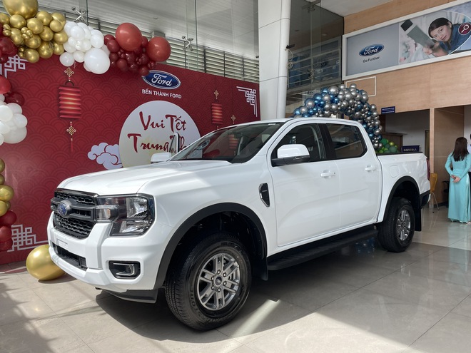 Bán tải 1 cầu số tự động, chọn Nissan Navara EL mới hay Ford Ranger XLS: Chỉ chênh 8 triệu nhưng trang bị khác biệt, bảng so sánh này cho bạn thấy điều đó- Ảnh 2.