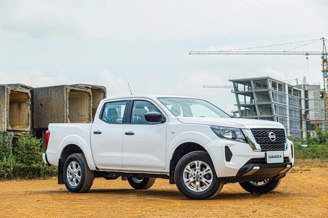 Bán tải 1 cầu số tự động, chọn Nissan Navara EL mới hay Ford Ranger XLS: Chỉ chênh 8 triệu nhưng trang bị khác biệt, bảng so sánh này cho bạn thấy điều đó- Ảnh 1.