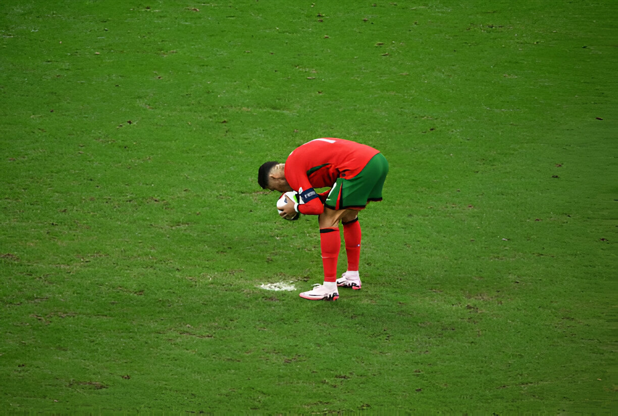 Bản lĩnh đỉnh cao của Ronaldo là đây: Vừa khóc nấc vì hóa 
