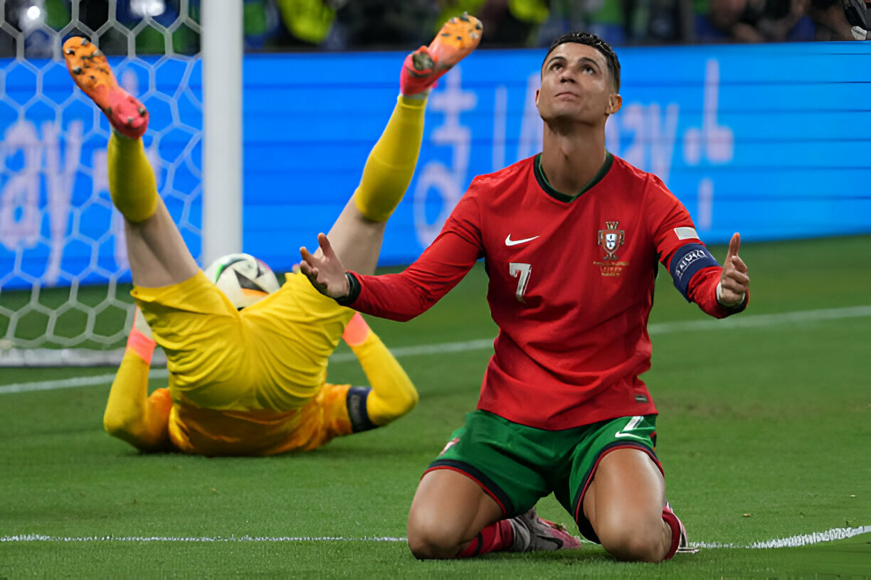 Bản lĩnh đỉnh cao của Ronaldo là đây: Vừa khóc nấc vì hóa 