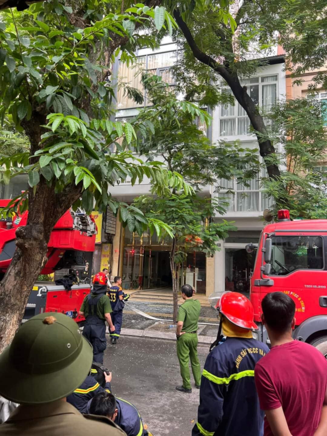 Hà Nội: Cháy tòa nhà 8 tầng ở quận Cầu Giấy, cảnh sát phá tường kính cứu người bên trong- Ảnh 2.