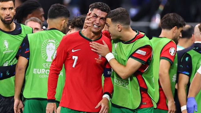 Mẹ Ronaldo bật khóc nức nở vì con trai trong lần đầu đến sân xem Euro 2024- Ảnh 7.