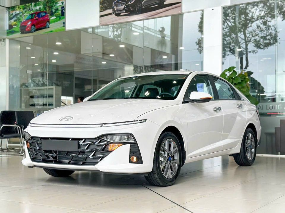 Hyundai Accent loạn giá tại đại lý: Có nơi giảm gần 20 triệu dù mới ra mắt, tặng cả 'lạc' để chạy đua doanh số- Ảnh 1.