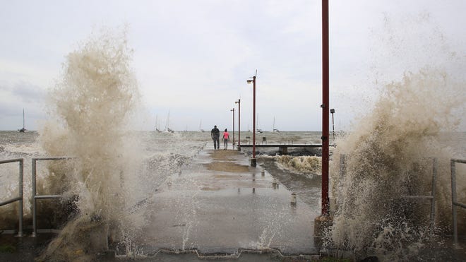 Siêu bão lịch sử “cực kỳ nguy hiểm” đổ bộ: San phẳng cả hòn đảo trong nửa giờ, gây mất điện toàn quốc, chính phủ nhiều nước ban bố cảnh báo khẩn cấp- Ảnh 2.