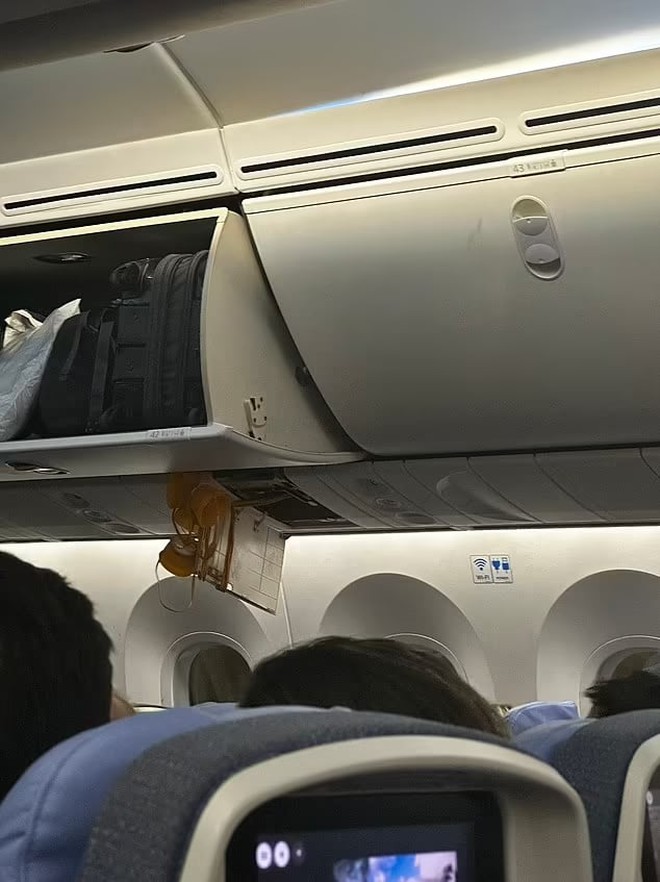 NÓNG: Sự cố kinh hoàng khiến trần máy bay bị xé toạc, hành khách treo "lủng lẳng" trên khoang hành lý, hàng chục người phải nhập viện- Ảnh 3.
