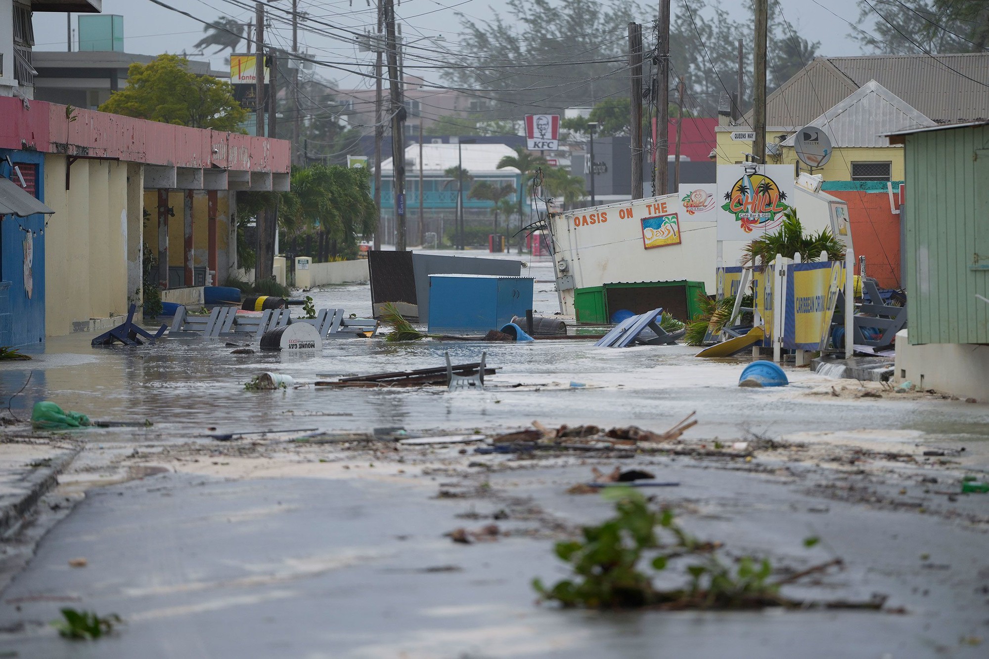 Siêu bão lịch sử “cực kỳ nguy hiểm” đổ bộ: San phẳng cả hòn đảo trong nửa giờ, gây mất điện toàn quốc, chính phủ nhiều nước ban bố cảnh báo khẩn cấp- Ảnh 3.
