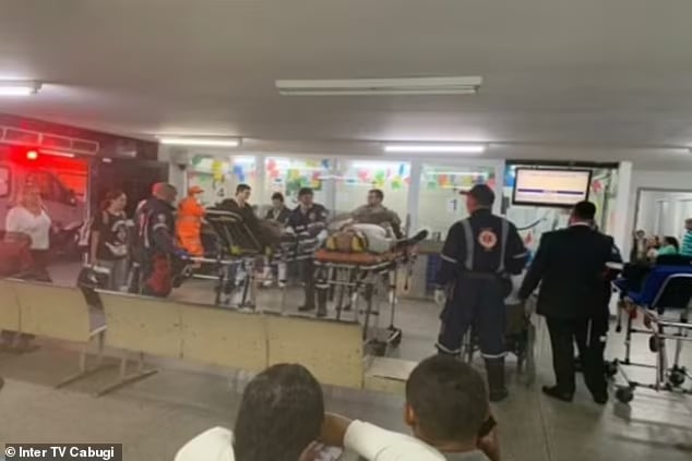 NÓNG: Sự cố kinh hoàng khiến trần máy bay bị xé toạc, hành khách treo "lủng lẳng" trên khoang hành lý, hàng chục người phải nhập viện- Ảnh 6.