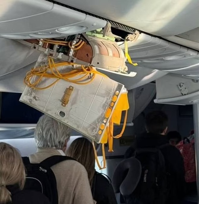 NÓNG: Sự cố kinh hoàng khiến trần máy bay bị xé toạc, hành khách treo "lủng lẳng" trên khoang hành lý, hàng chục người phải nhập viện- Ảnh 4.